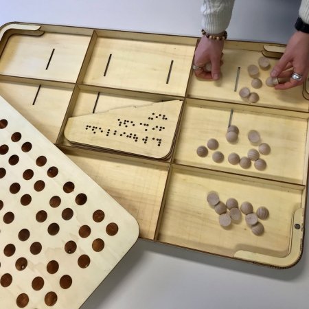 Jeu de main : matrice d'apprentissage et d'animation autour du Braille